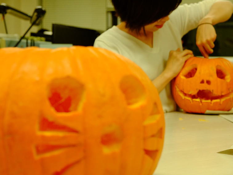 手彫りジャコランタン　トラ 毎年、ハロウィーンのために陶器のジャック・オ・ランタンを作ってるん